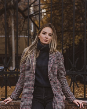 千鸟格毛呢西装美女图片